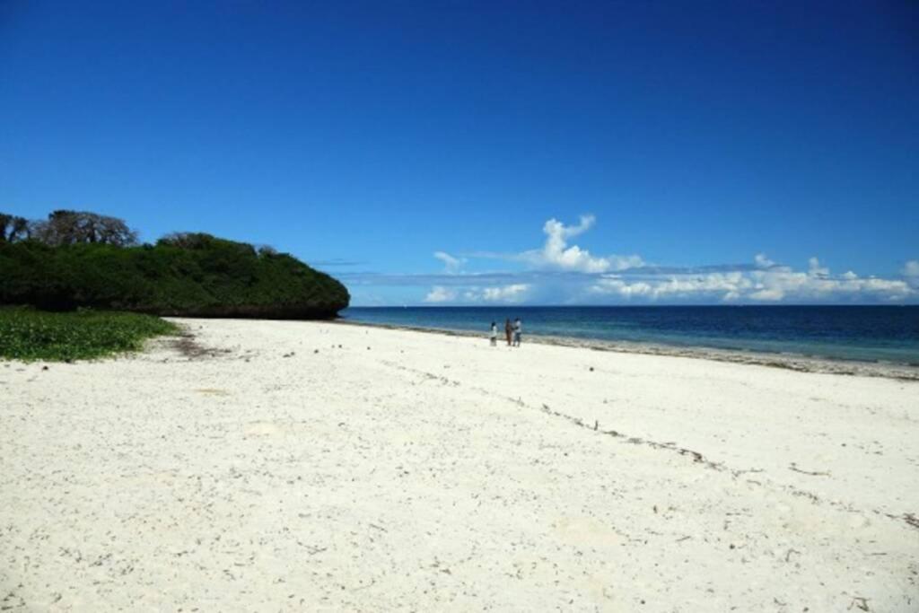 Апартаменты Cowrie Beach Haven Studio Момбаса Экстерьер фото